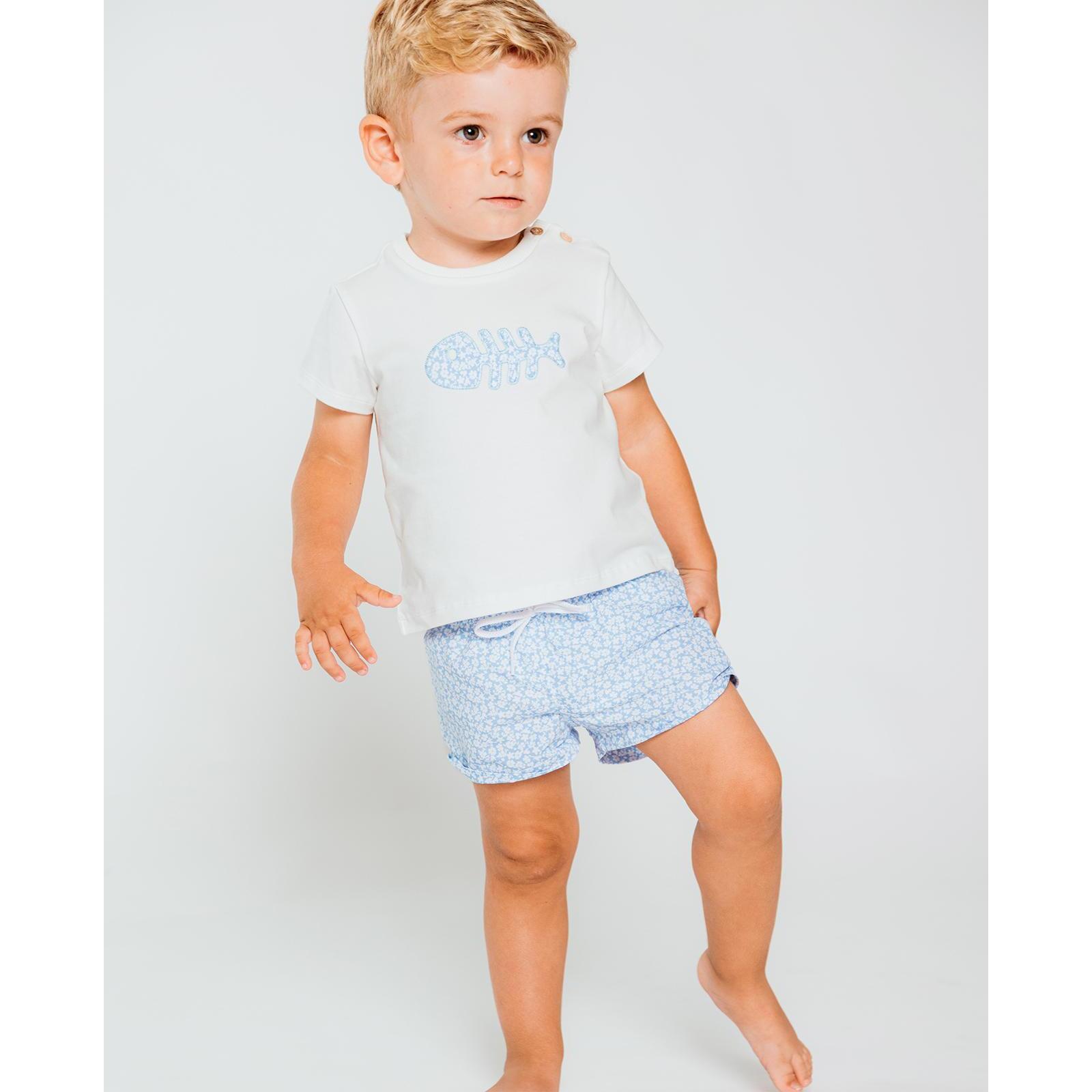 Camiseta con dibujo de pez bordado flor azul.