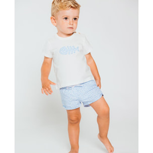 Camiseta con dibujo de pez bordado flor azul.