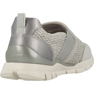 Zapatillas Niña de la marca GEOX  modelo J SUKIE GIRL PLATA
