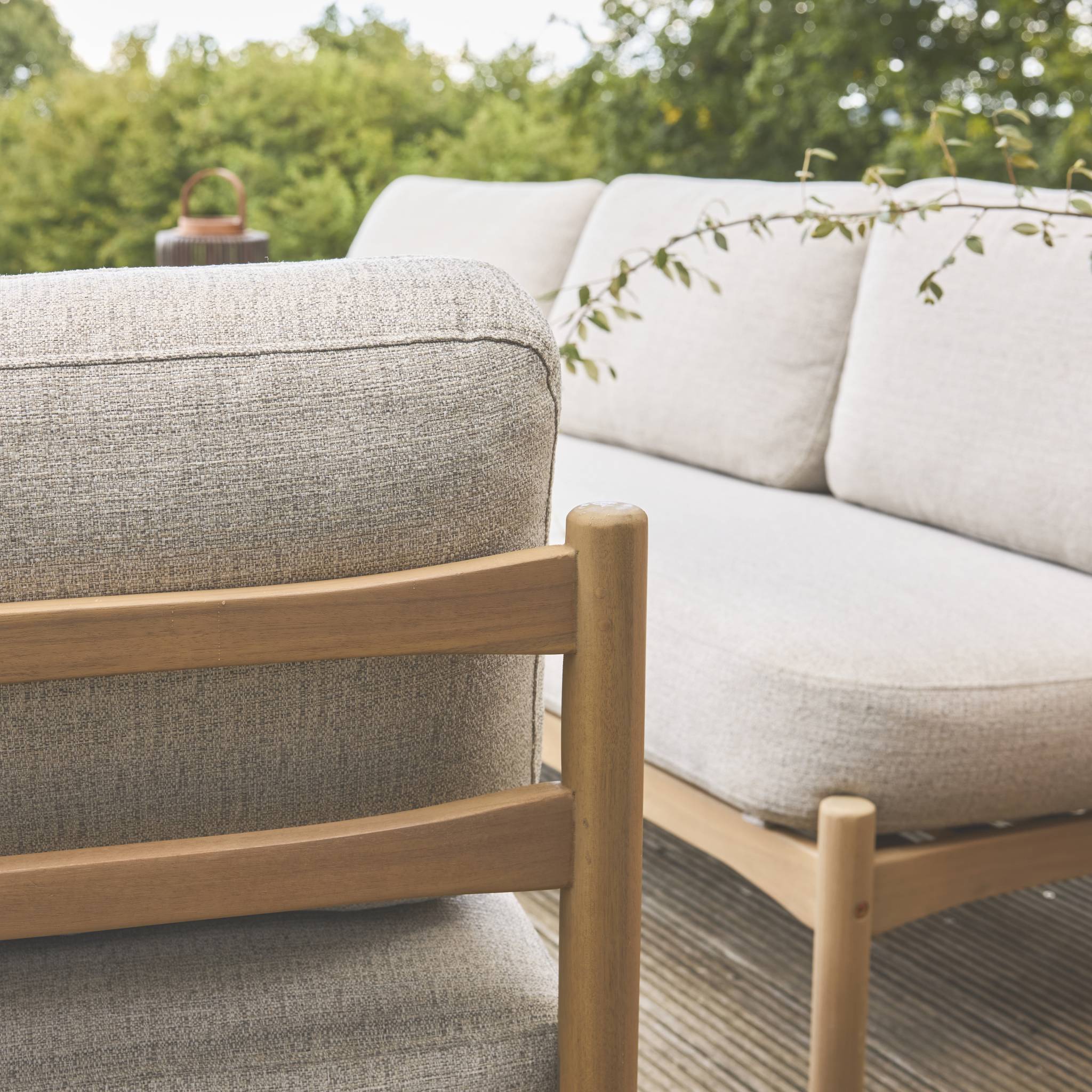 Salon de jardin COPACABANA 5 places en bois d'acacia. housse beige en lin. un banc. deux fauteuils. deux tables