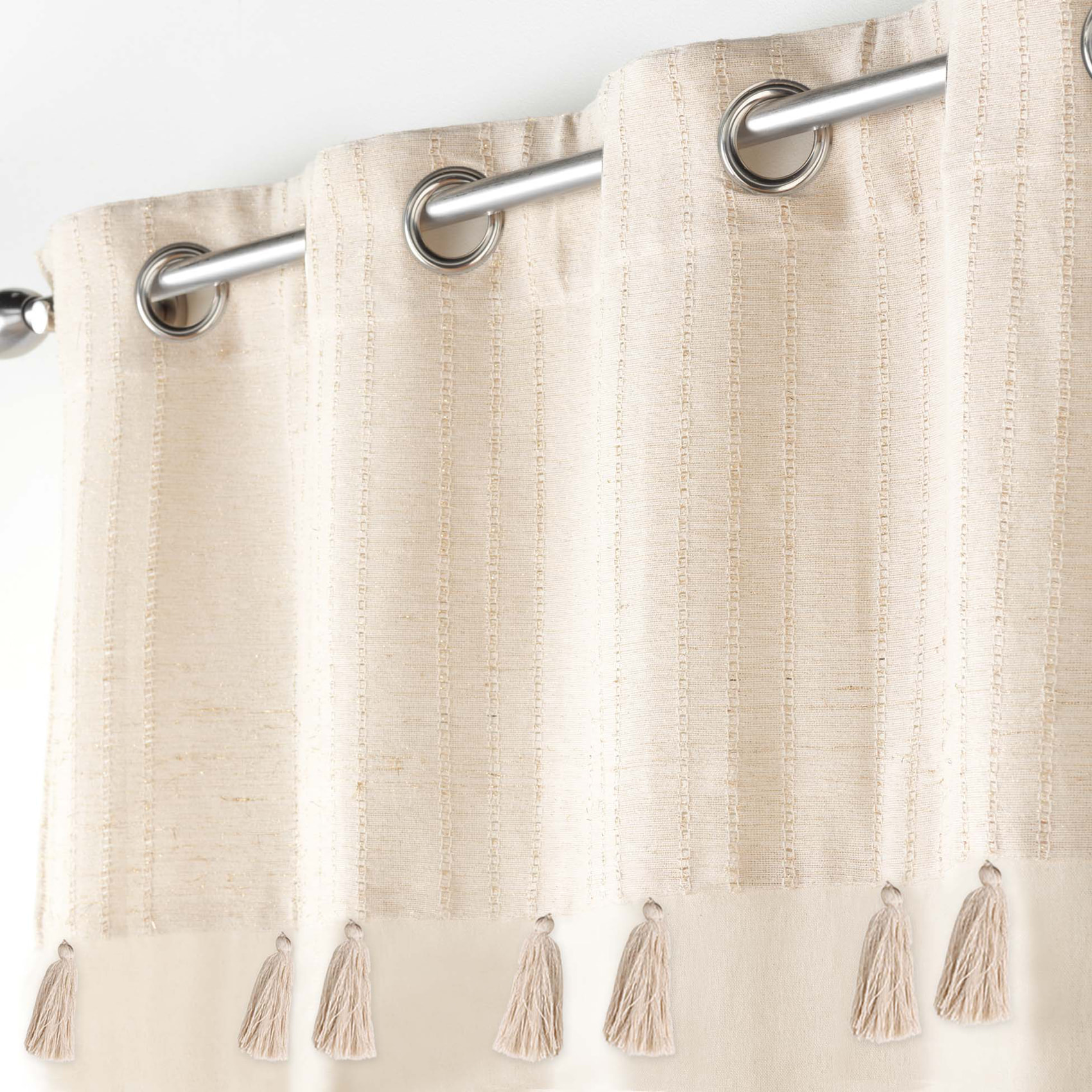 Rideau à œillets avec top métallisé et pompons - Naturel