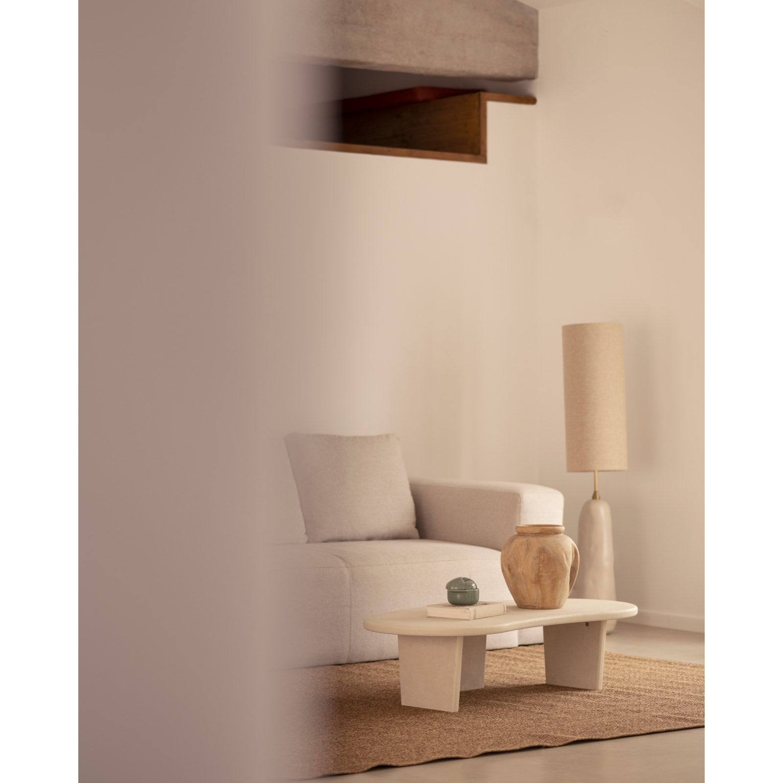 Table basse en microciment aux formes organiques avec trois pieds de teinte blanc cassé de 120cm Hauteur: 30 Longueur: 120 Largeur: 59.4