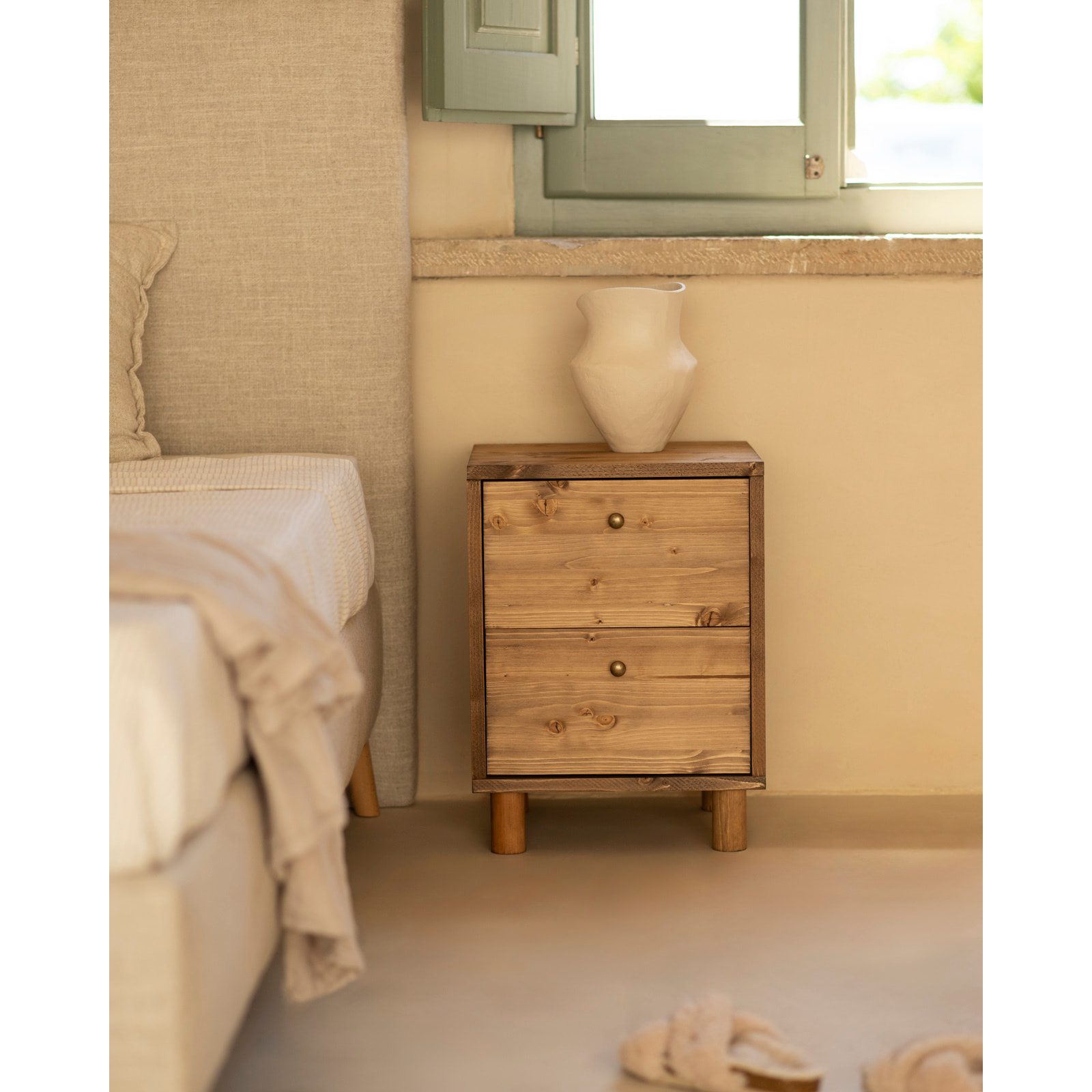 Table de chevet en bois massif avec deux tiroirs en ton chêne foncé de 51x38cm Hauteur: 50.5 Longueur: 37.5 Largeur: 36