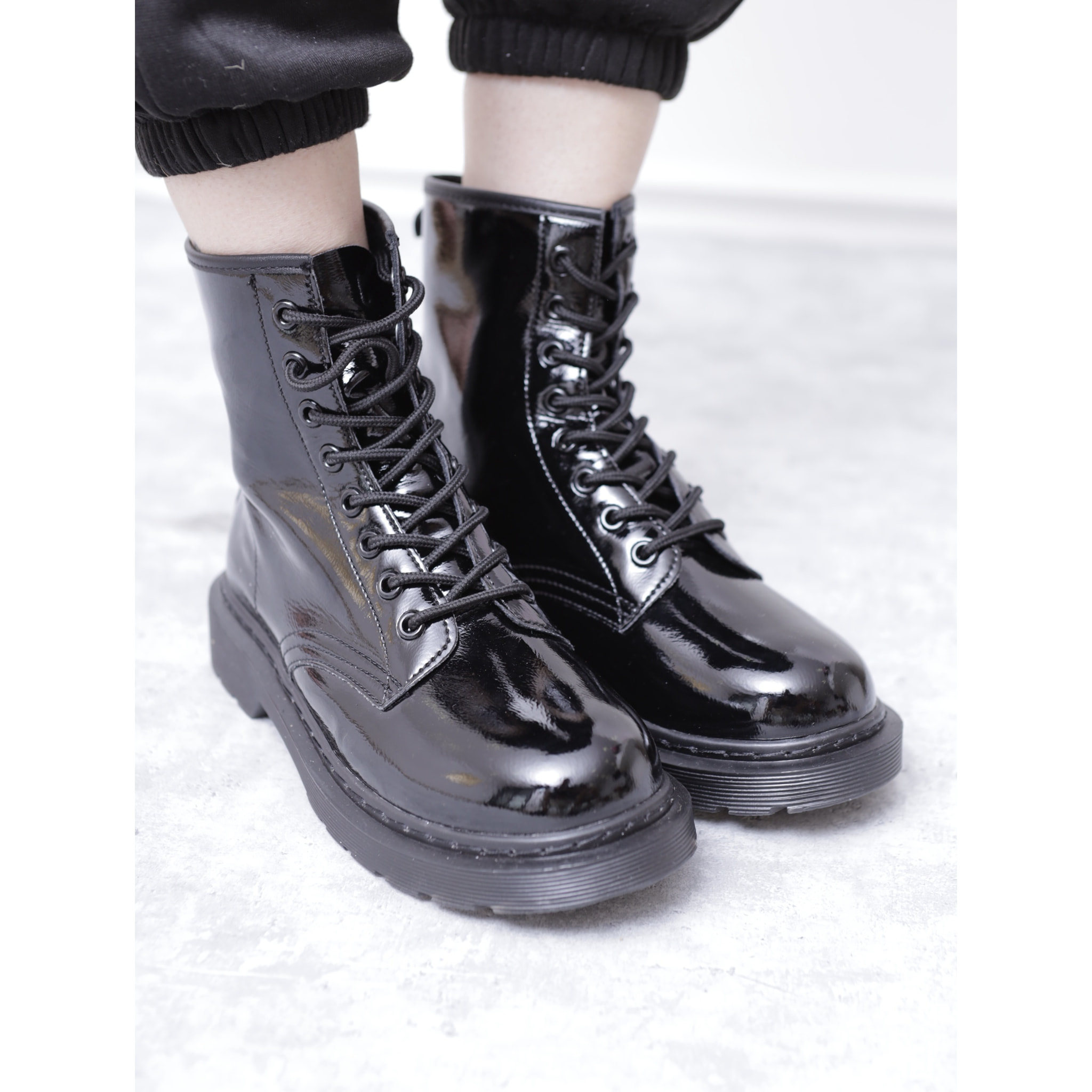 ANFIBIO 8 BUCHI VERNICE NERO