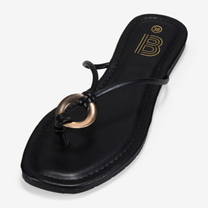 Sandalias de dedo negras planas con adorno metálico