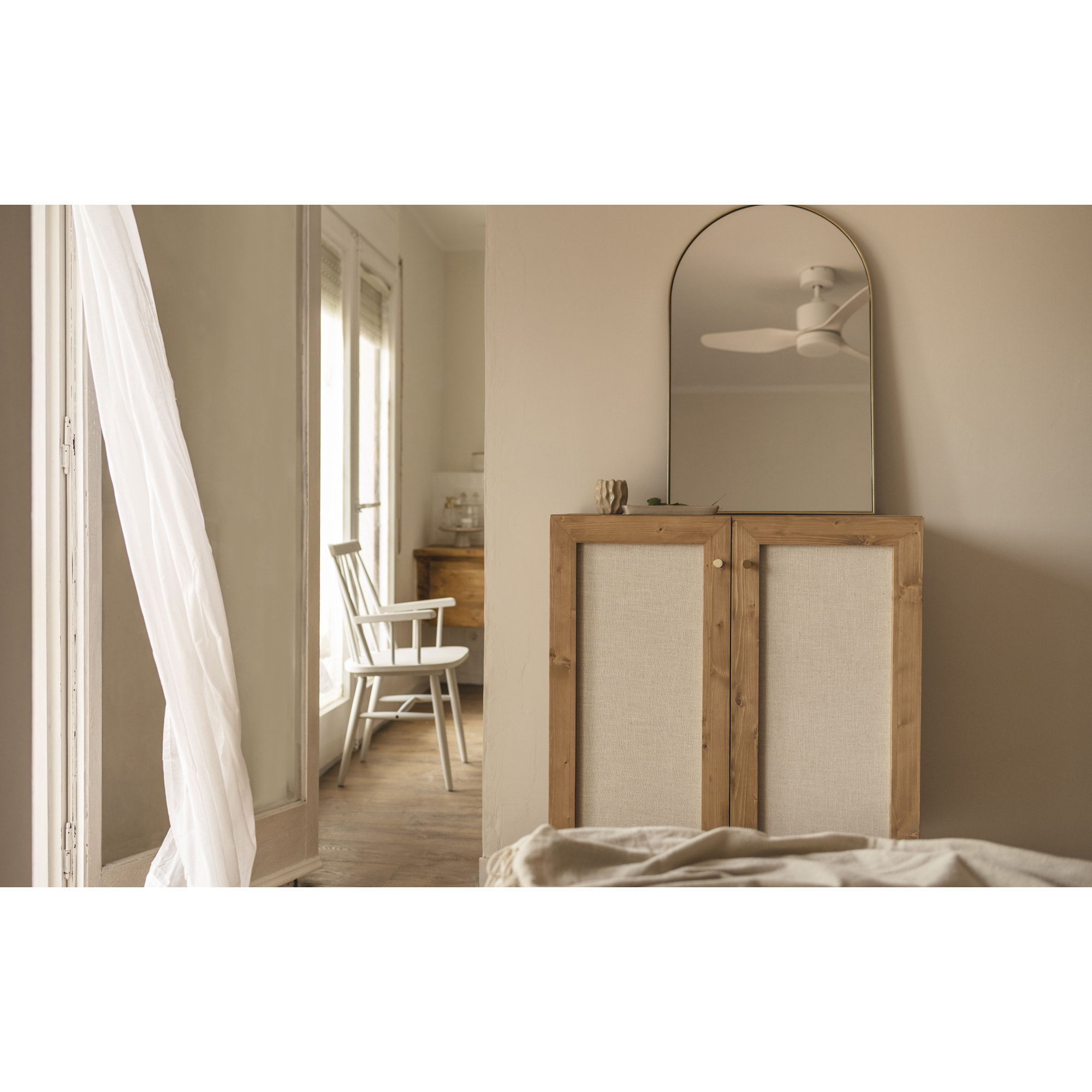 Buffet en bois massif et toile de lin avec 2 portes ton chêne foncé 100x80cm Hauteur: 100 Longueur: 80 Largeur: 40