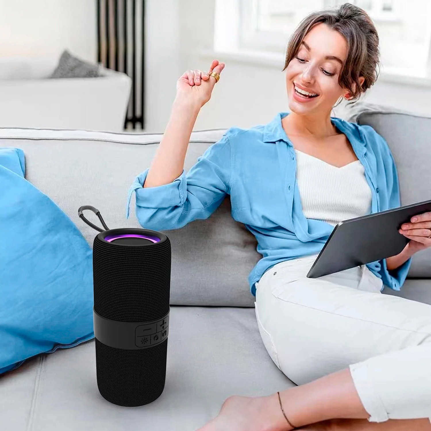 Altavoz portátil Bluetooth 5.3, radio FM, 11 modos de luz RGB, diferentes conexiones y batería de 1200mAh.