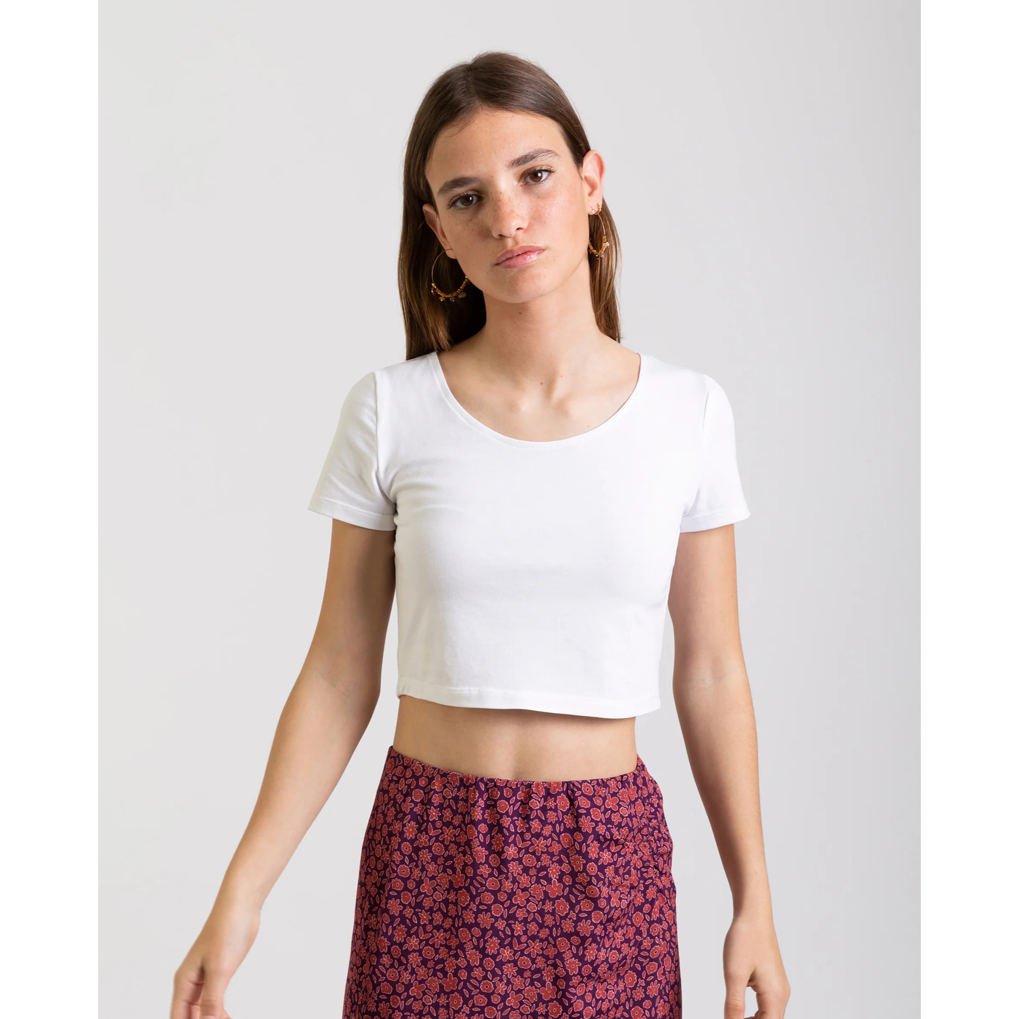 Camiseta de mujer cropped de manga corta.
