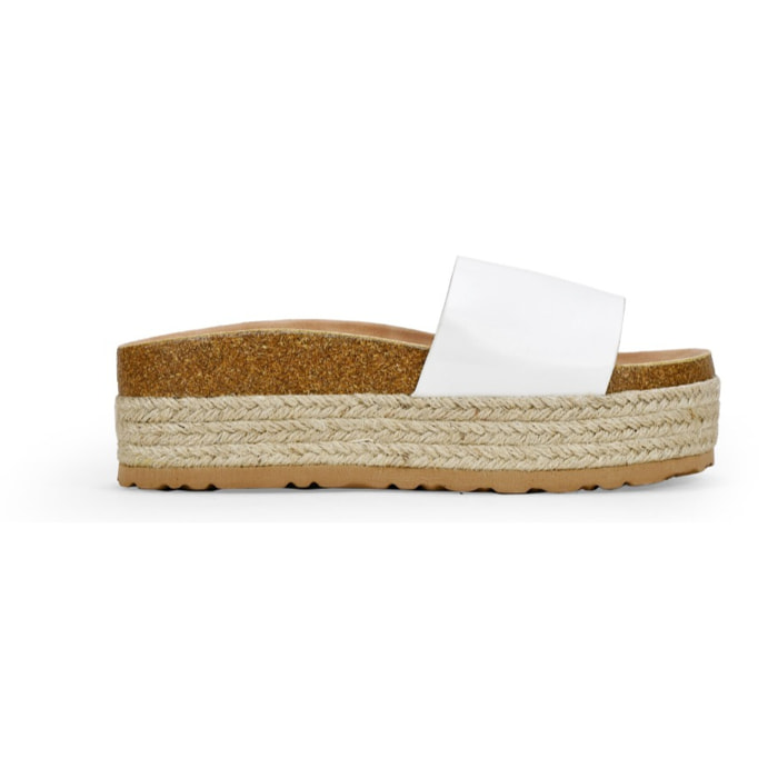 Sandalias blancas con plataforma de esparto