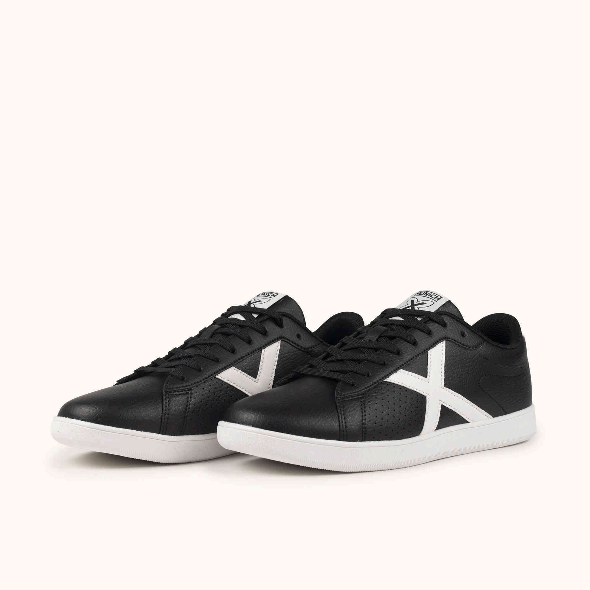 MUNICH OPEN 01 Zapatilla Minimalista Urbana en Piel Negra con Detalle Blanco