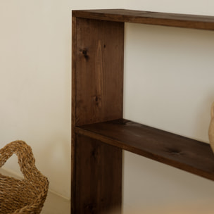 Estantería de madera maciza tono nogal con 1 estante Alto: 74 Largo: 80 Ancho: 20
