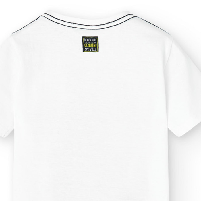 Camiseta en blanco con dibujo frontal