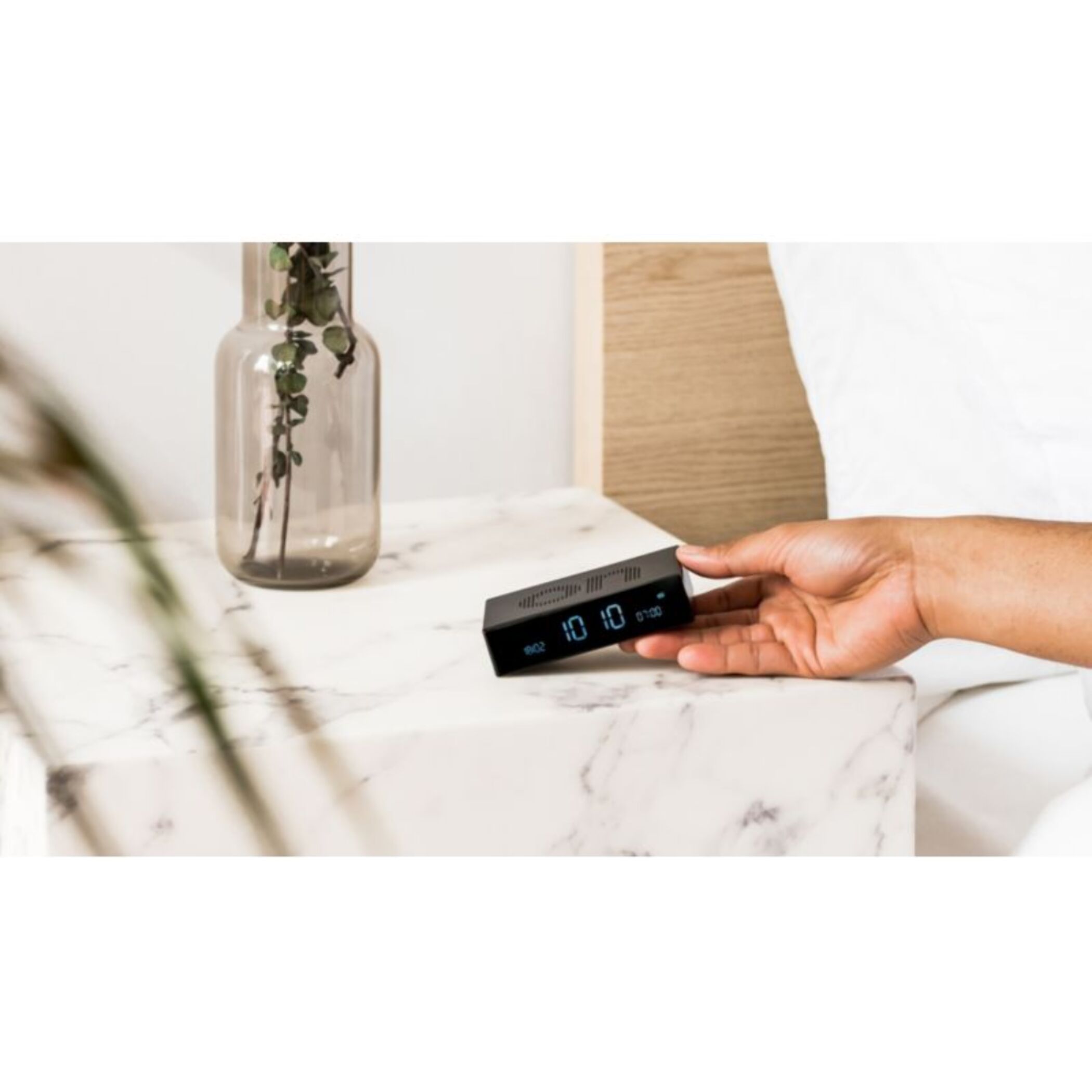 Réveil LEXON Flip Premium Rechargeable Aluminium Noir