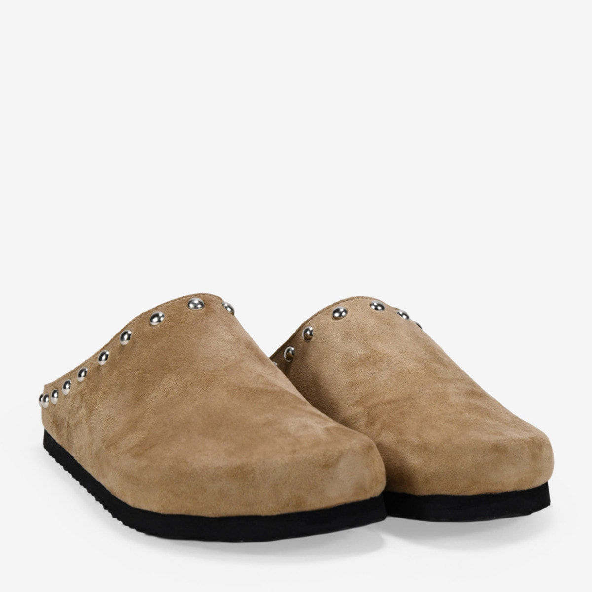 Zuecos taupe planos con tachas
