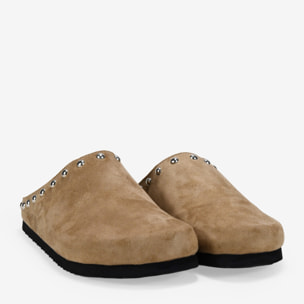Zuecos taupe planos con tachas