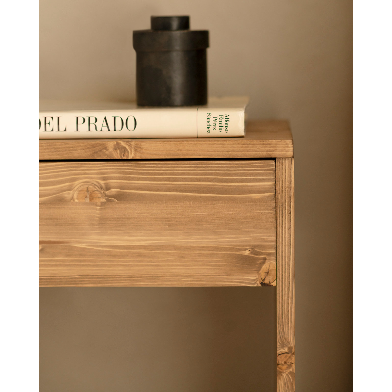 Pack de 2 tables de chevet en bois massif avec un tiroir en couleur chêne foncé en différentes tailles