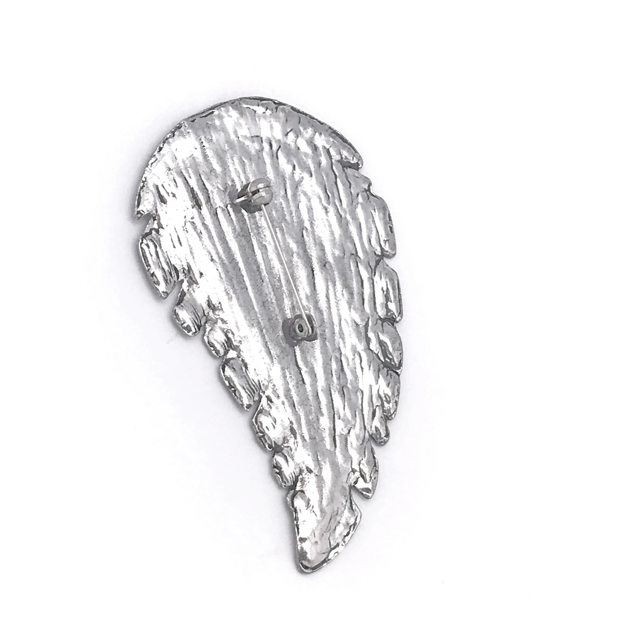 Broche pluma plata zamak chapado 9x5cm