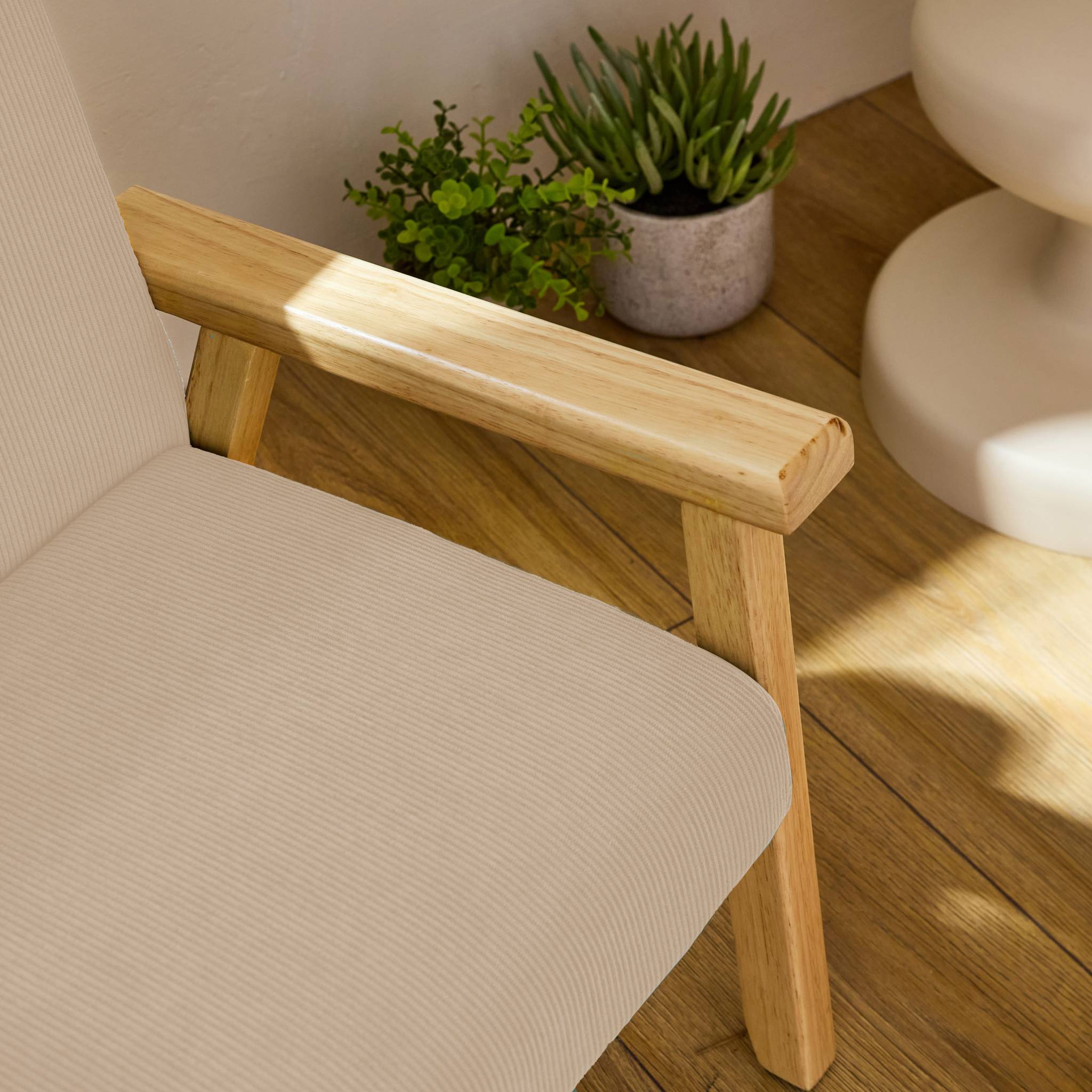 Fauteuil enfant en bois et velours côtelé crème. ISAK L 47 x P 43.5 x H 50cm