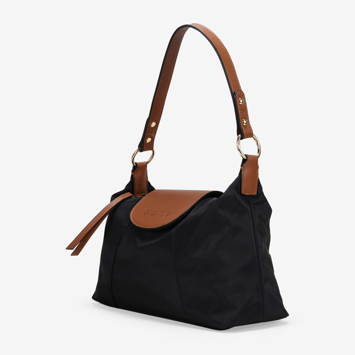 Bolso de hombro negro en nylon con solapa