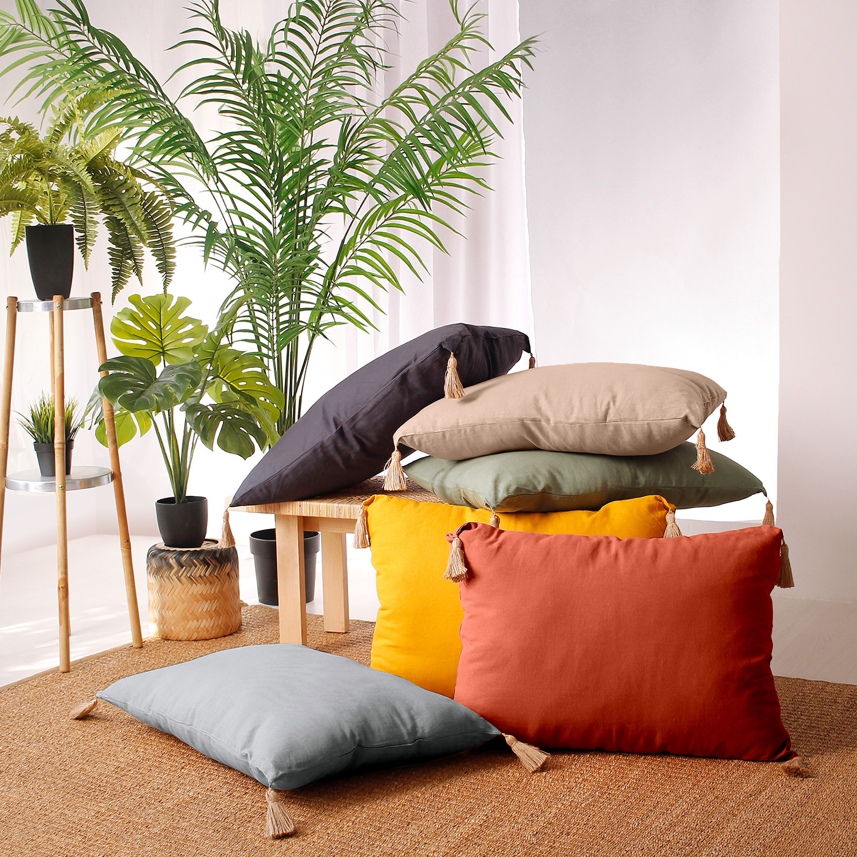 Coussin avec pompons en jute - Jaune moutarde