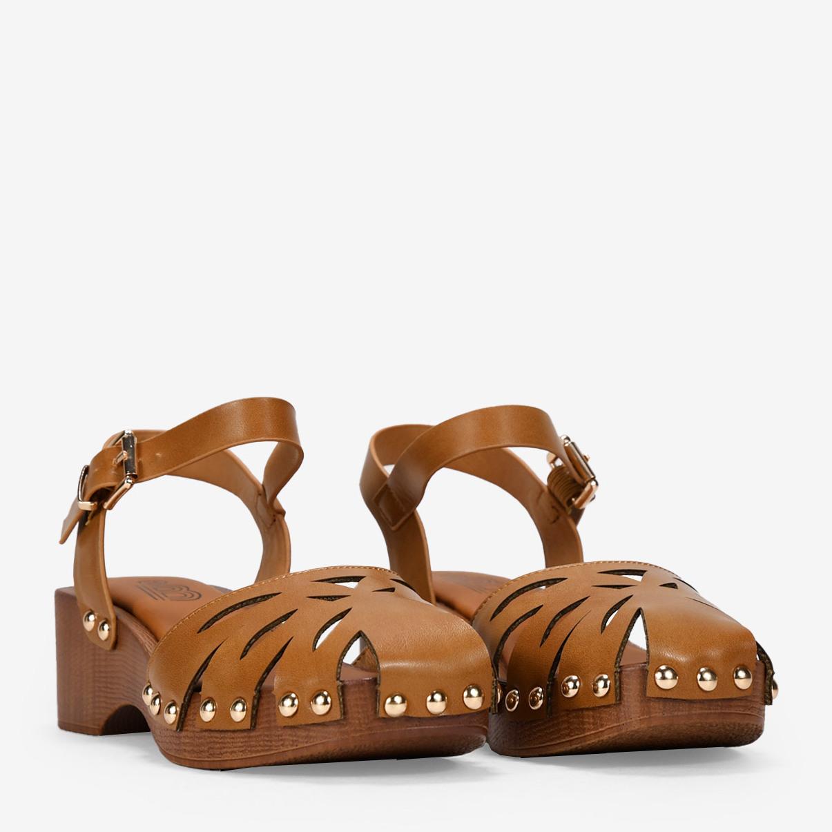 Sandalias marrones con suela de madera