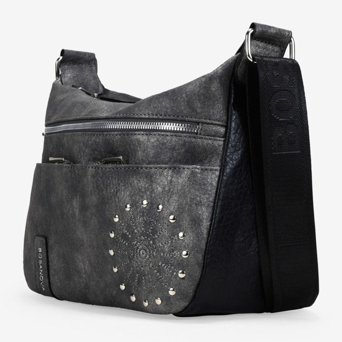 Bolso bandolera negro con cremalleras y tachas