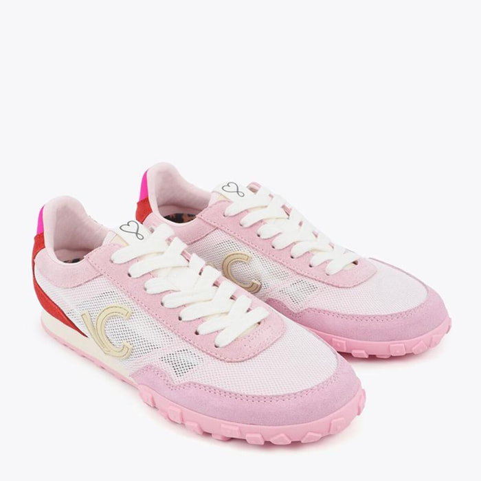 Sportivo in rete e tessuti diversi