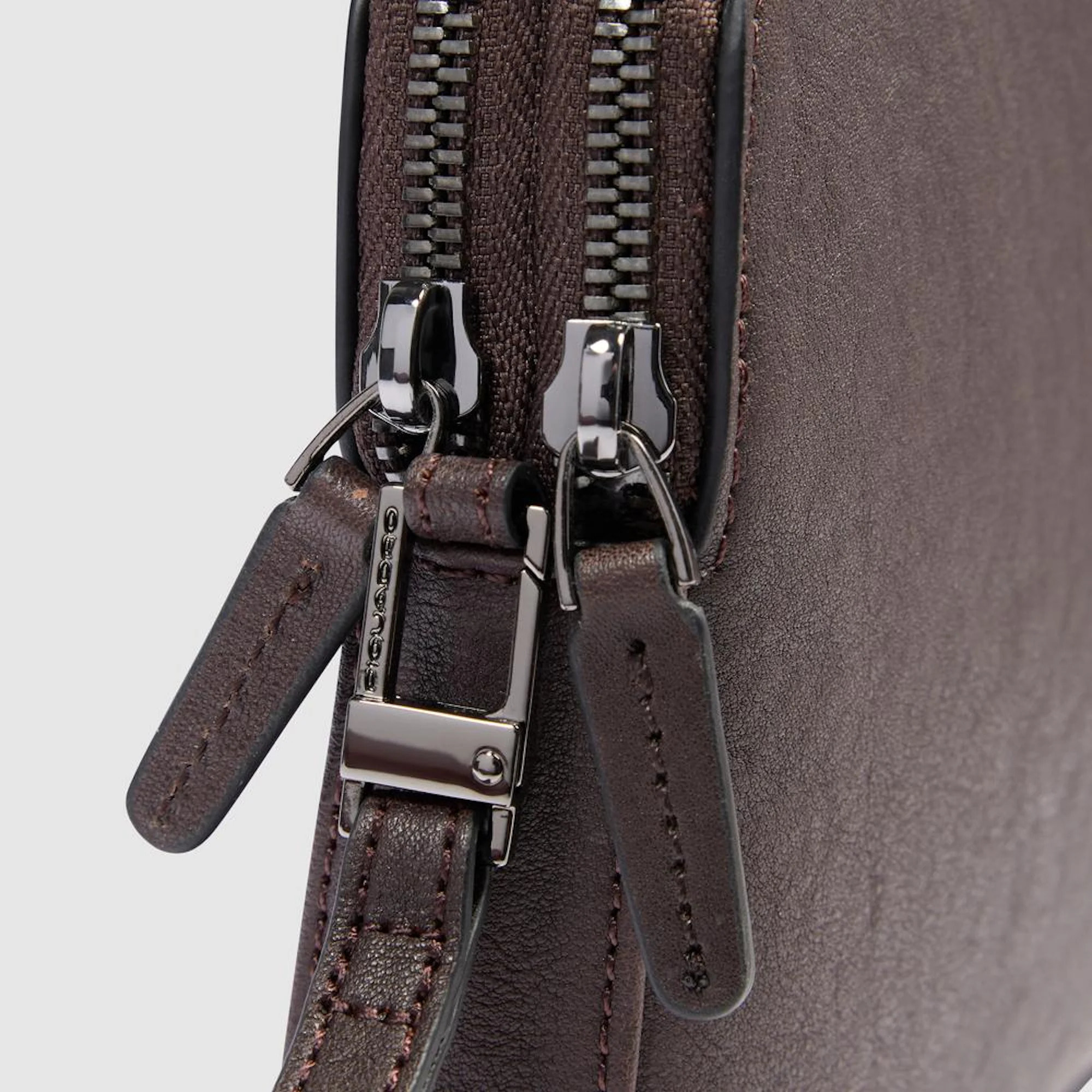 Piquadro Pochette in pelle con portacarte di credito, schermato con protezione RFID