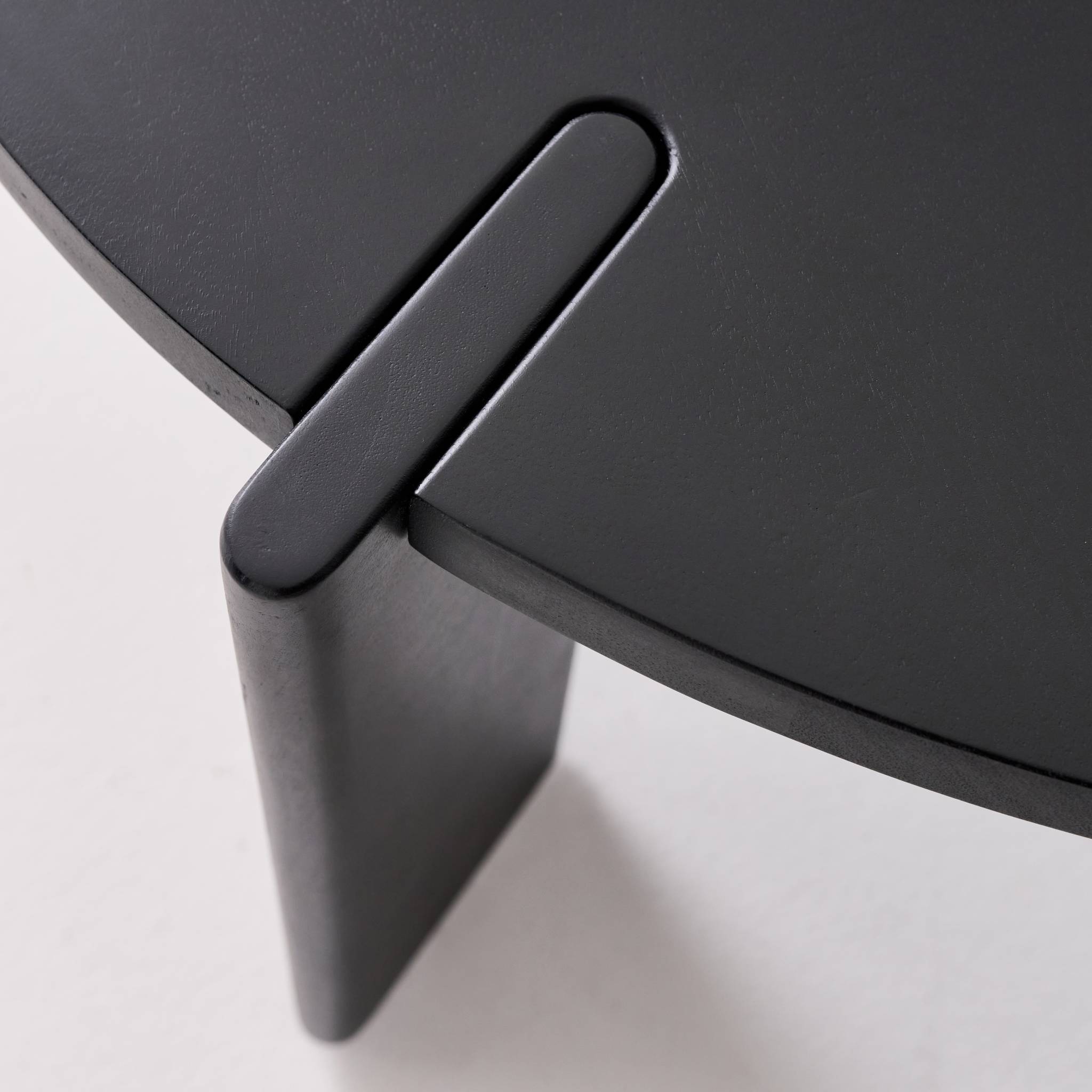 Table basse ronde en bois de manguier massif noir 80 cm - Reva