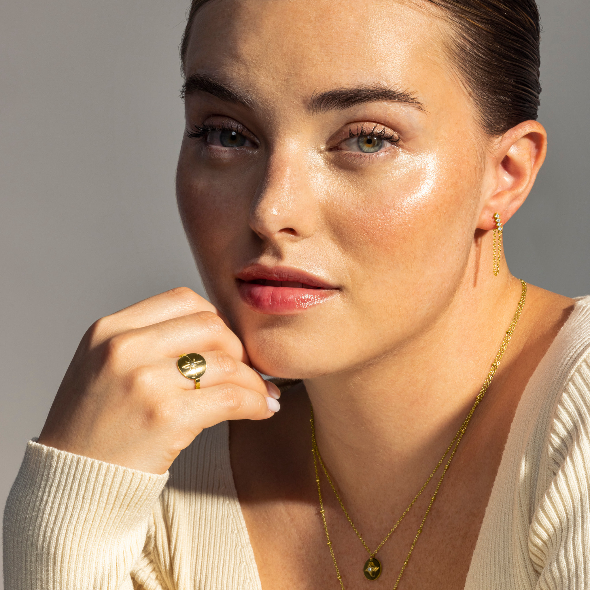 Pendientes acabados en oro amarillo de 18K