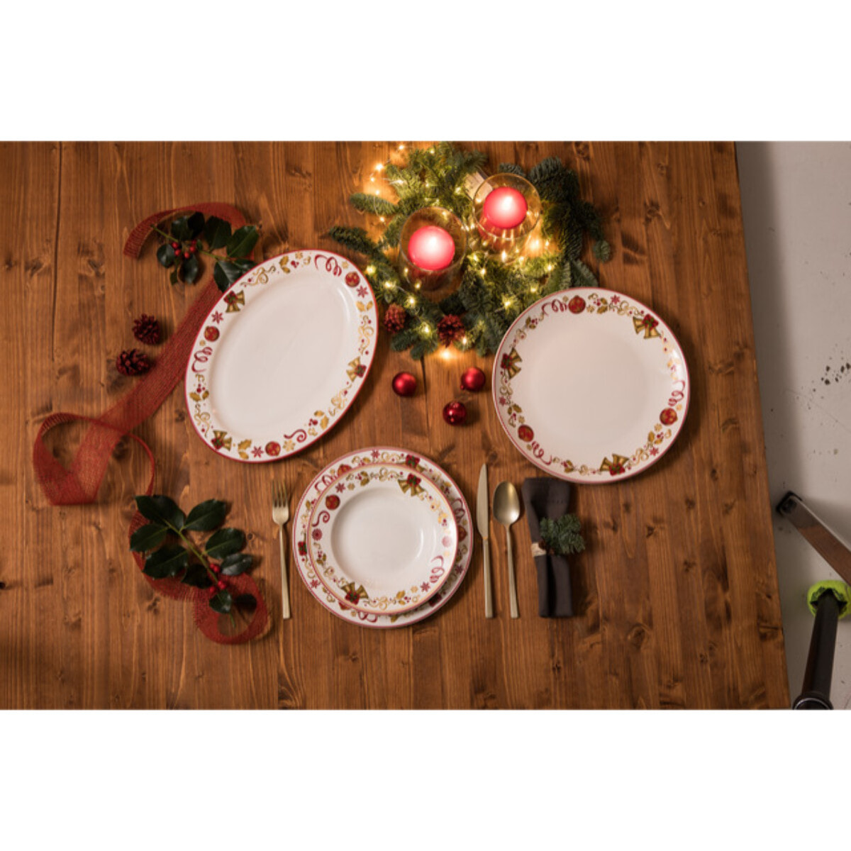 Set panettone Golden Bell con piatto e 6 piattini in porcellana sottosmalto