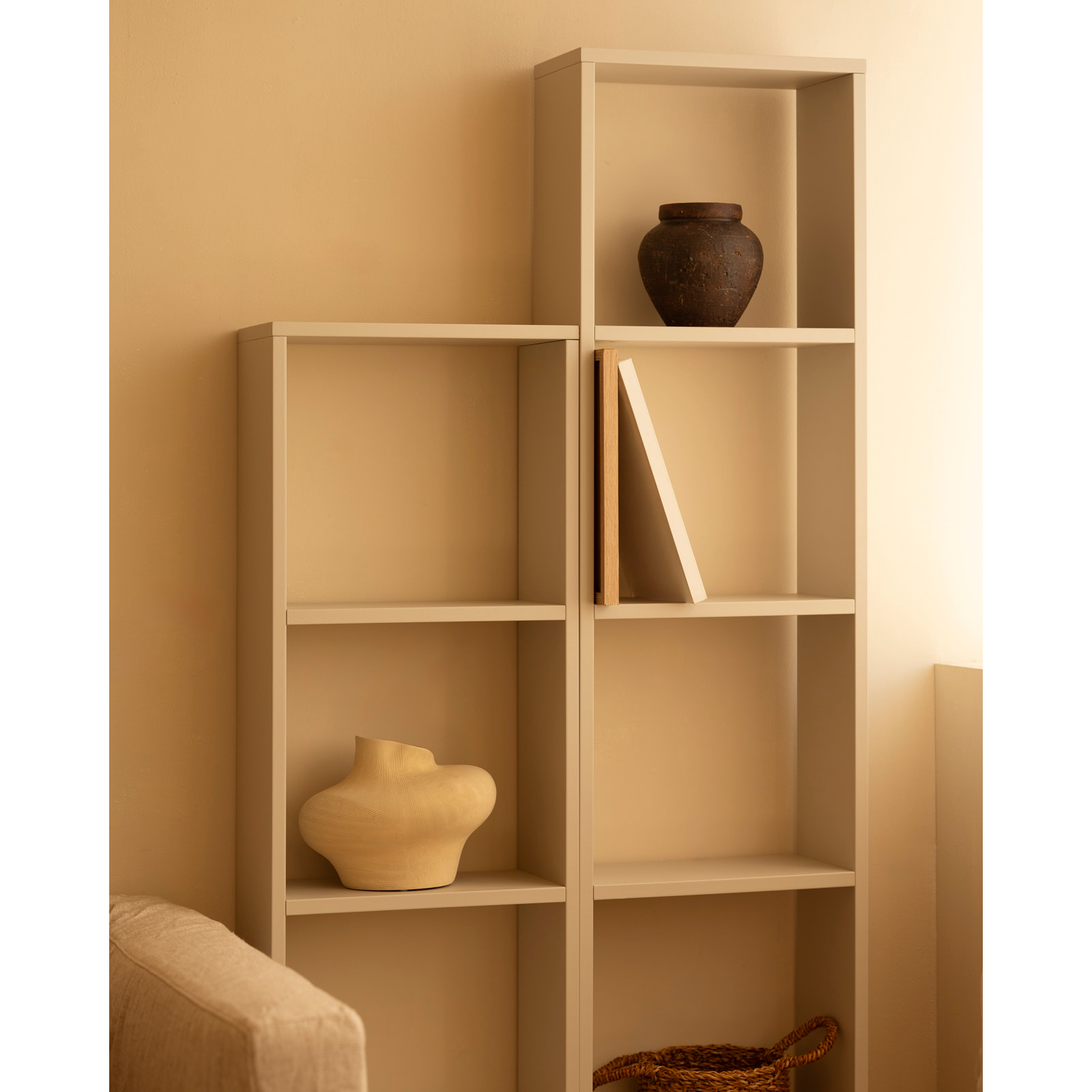 Étagère en bois laqué ton beige avec 4 étagères Hauteur: 182 Longueur: 40 Largeur: 20