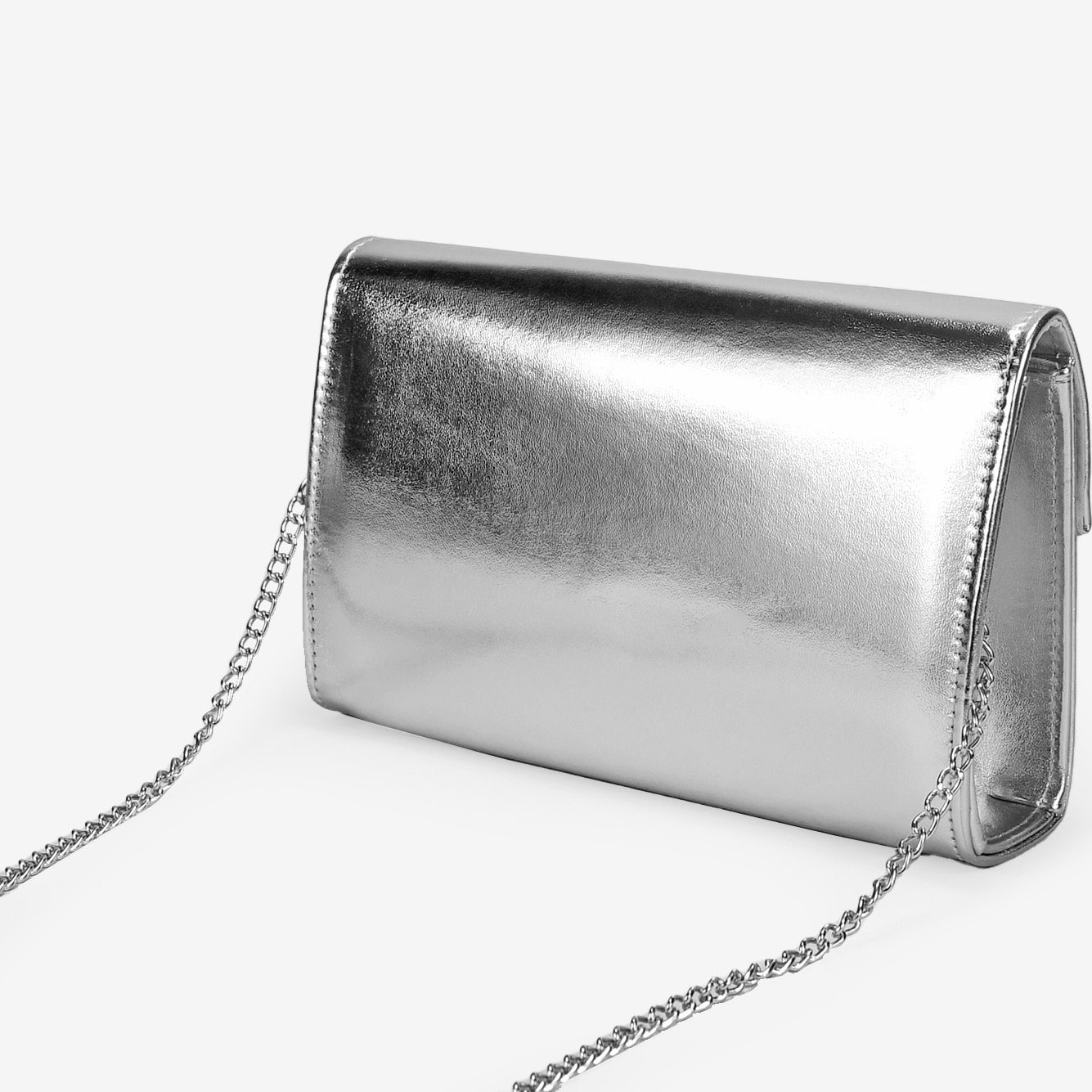 Bolso de fiesta plateado con solapa