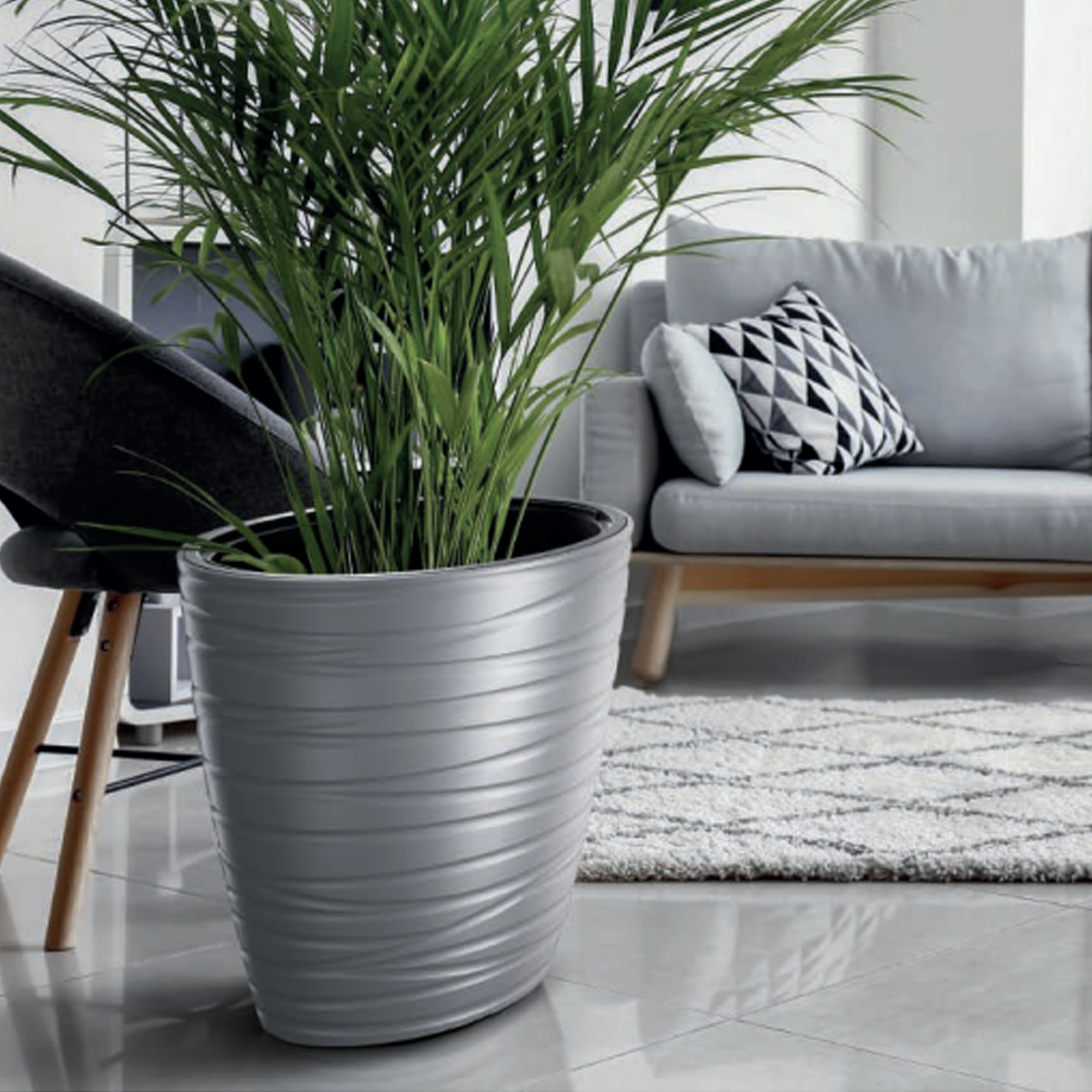 Maceta con deposito 32l maze de plastico en color gris piedra 37,5 (largo) x 37,5 (ancho) x 41,9 (alto) cm