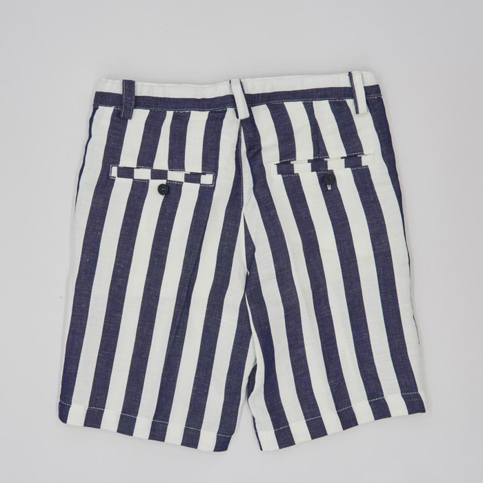 Bermuda de lino con rayas azul marino. Con bolsillos falsos y botones en la parte trasera y bragueta.