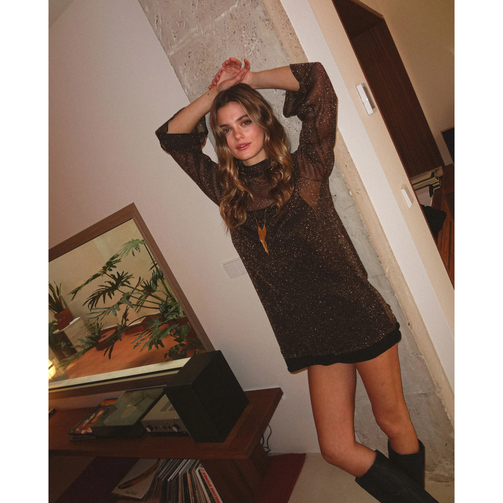 Vestido corto de tul con lurex y manga larga evasé de mujer