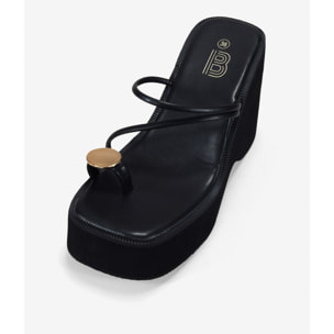 Sandalias de dedo negras con plataforma