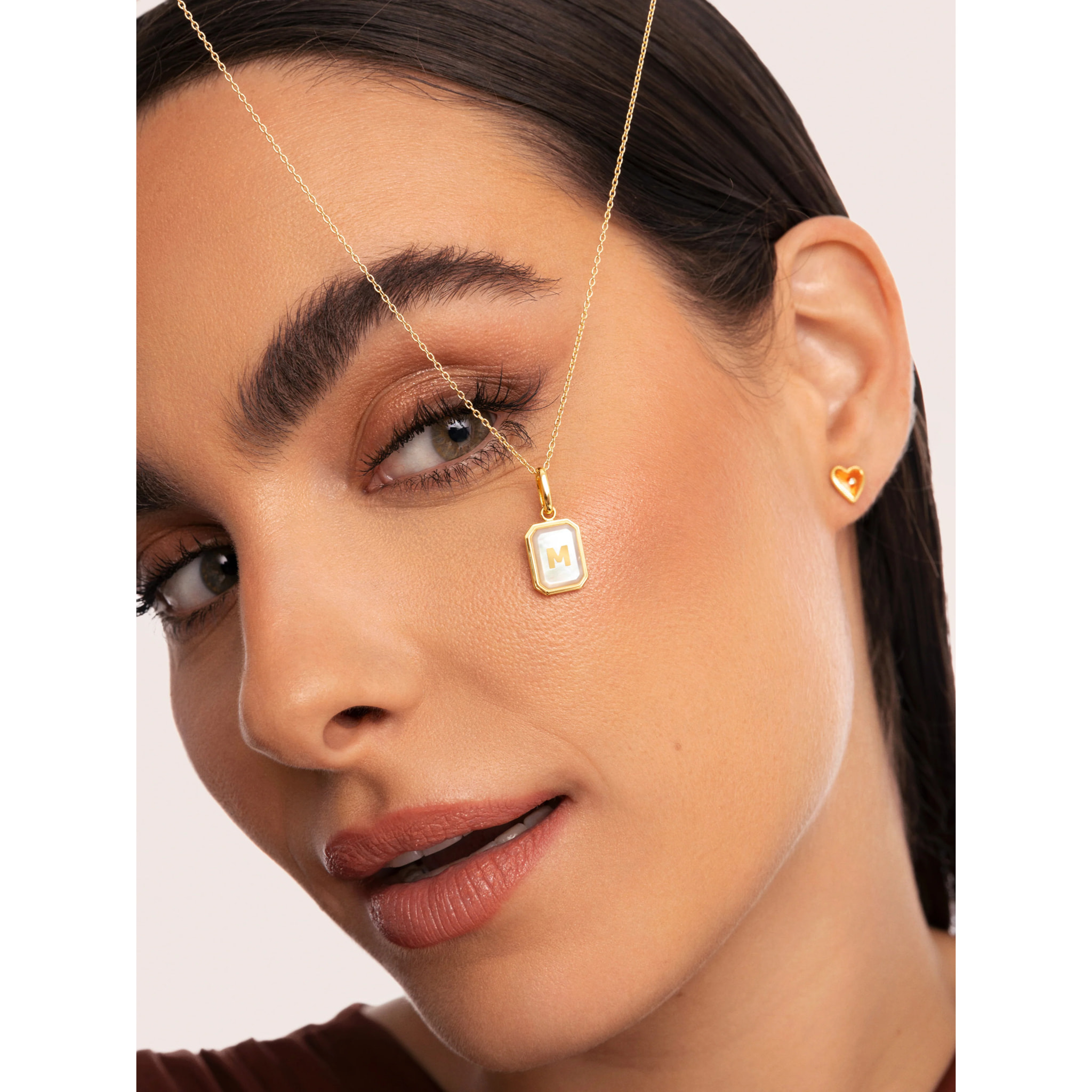 Charm Personalized Letter Mother of Pearl Placcato Oro