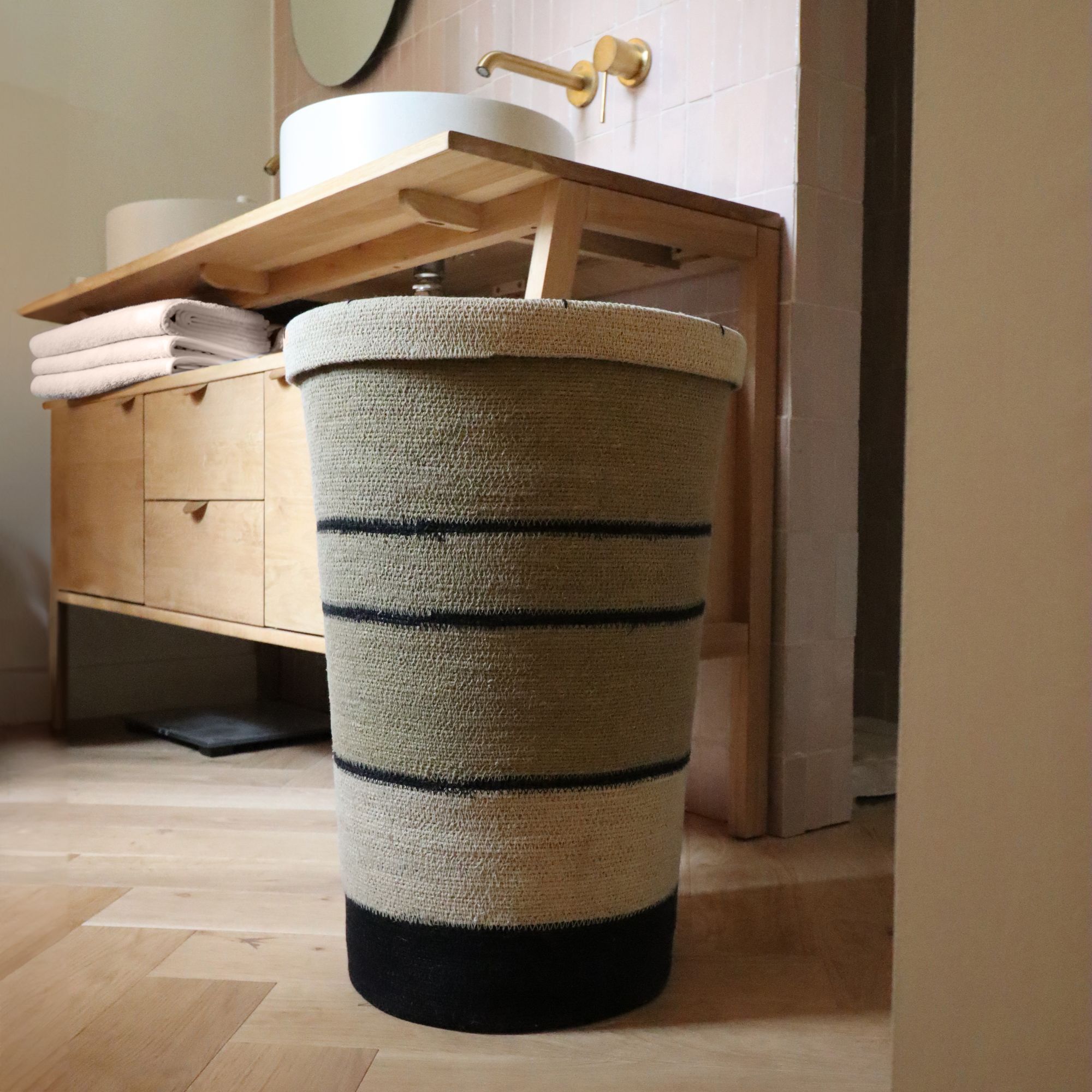 Panier à linge en jonc de mer naturel et noir h57cm GRENADA
