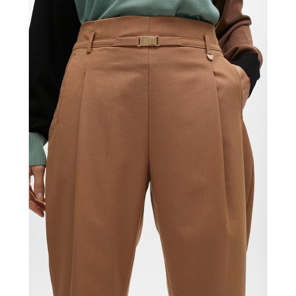 Pantaloni con pinces e dettaglio cintura frontale