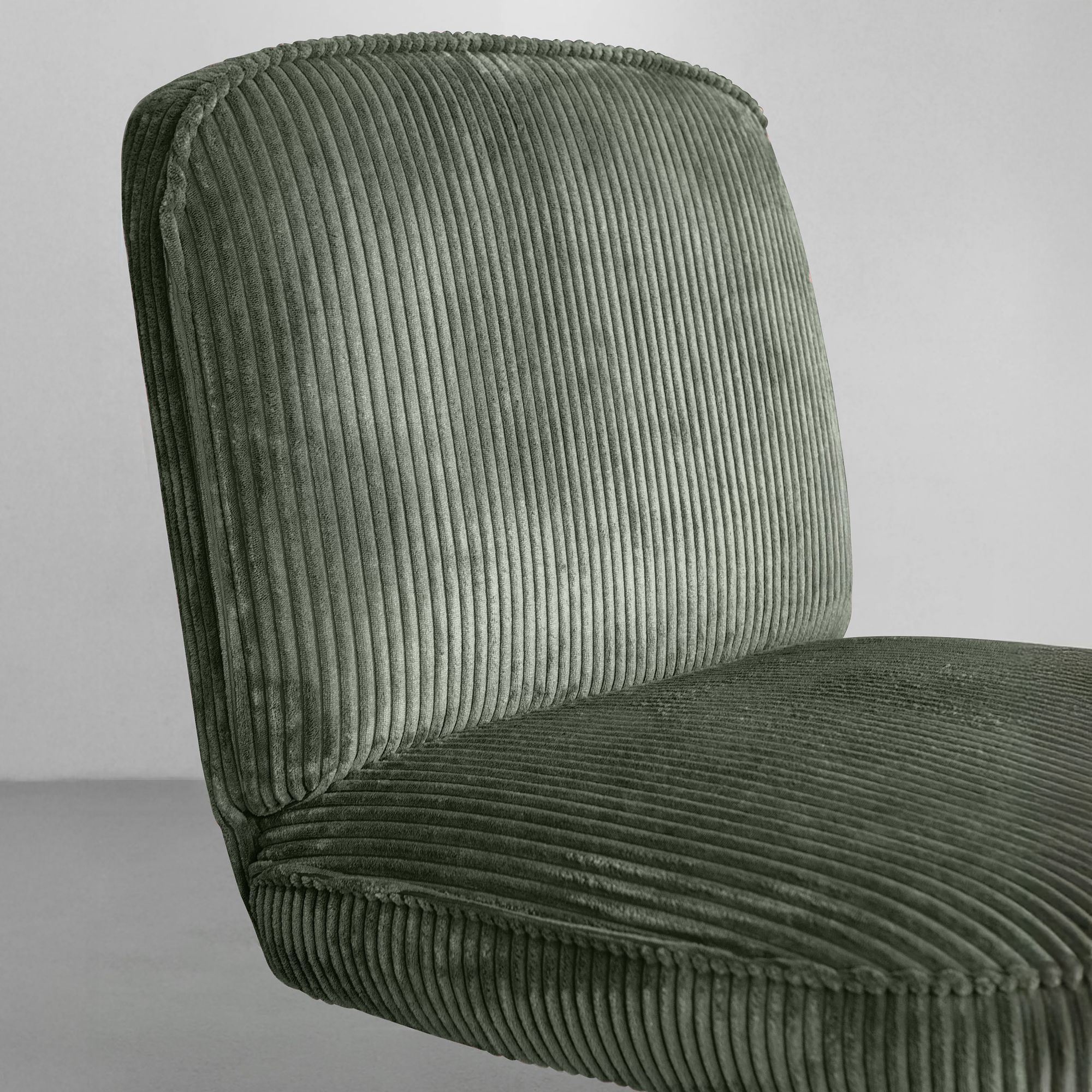 Fauteuil pivotant en velours vert et pied en métal noir FUNKY