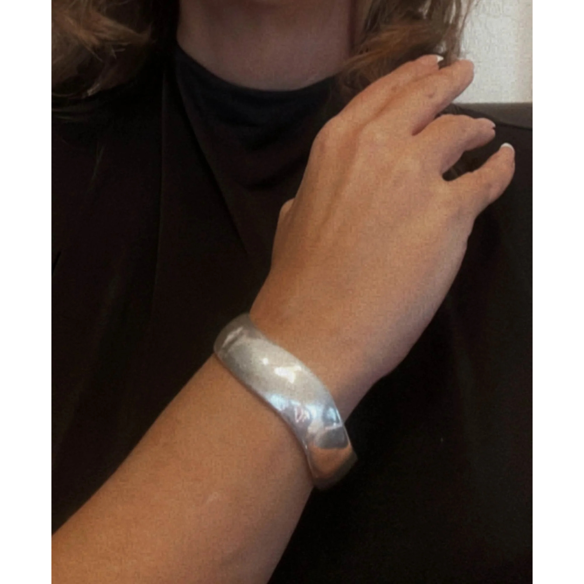 Pulsera rígida en zamak chapado plata en forma de aguas. Abierta no ajustable