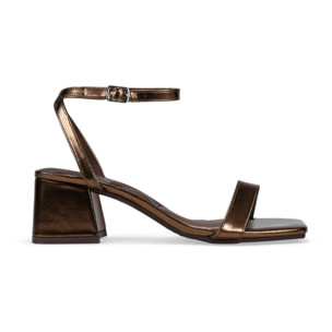 Sandalias de tacón marrones metalizadas con hebilla