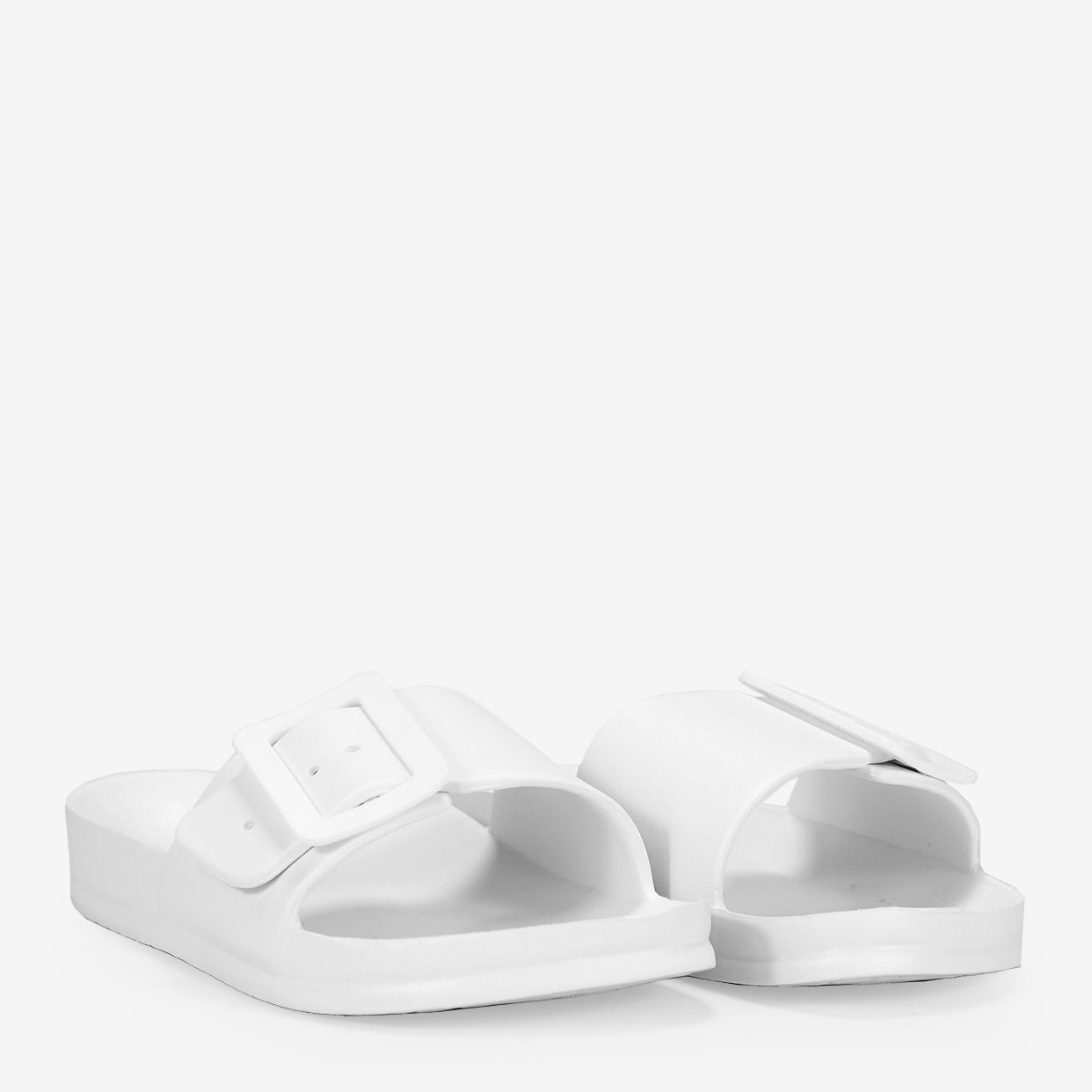 Sandalias blancas de goma con hebilla