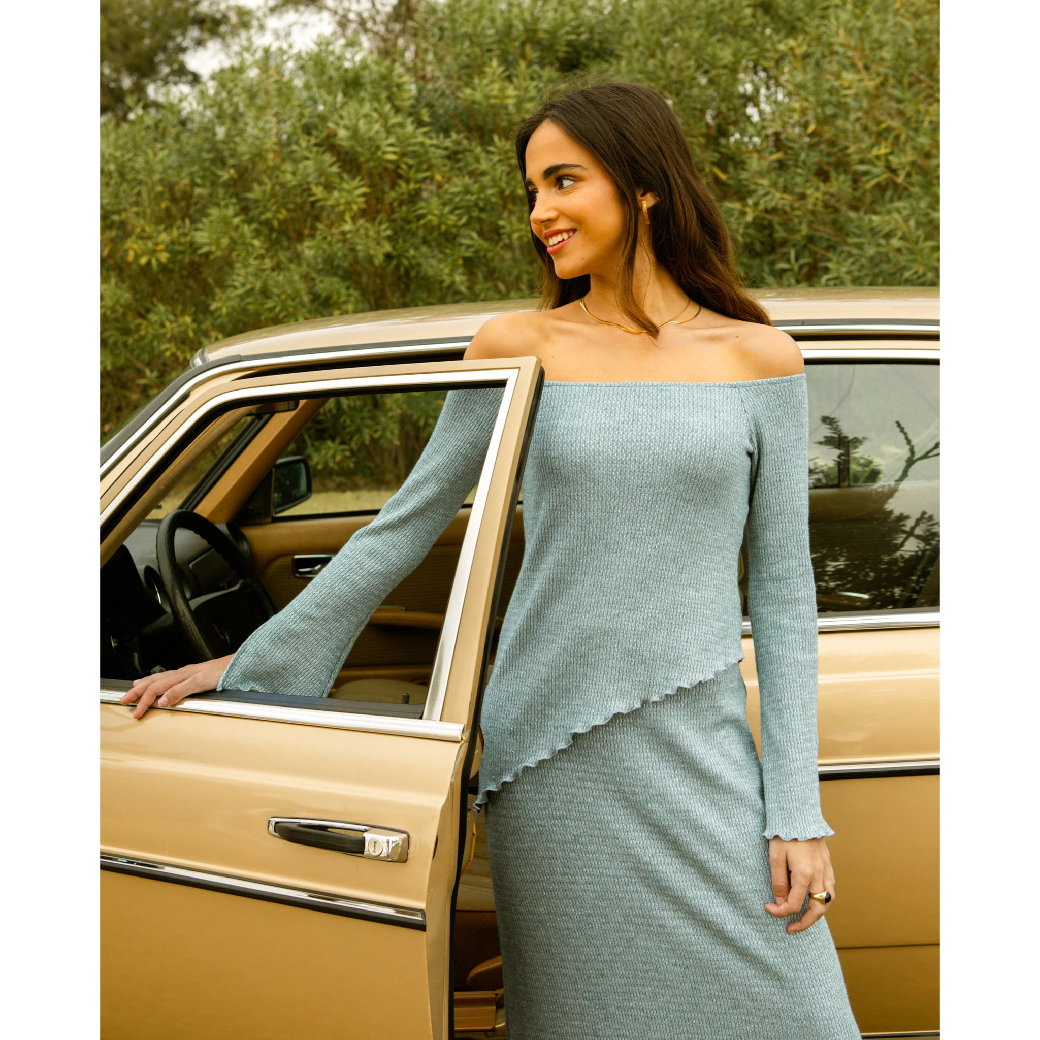 Falda de punto con aberturas