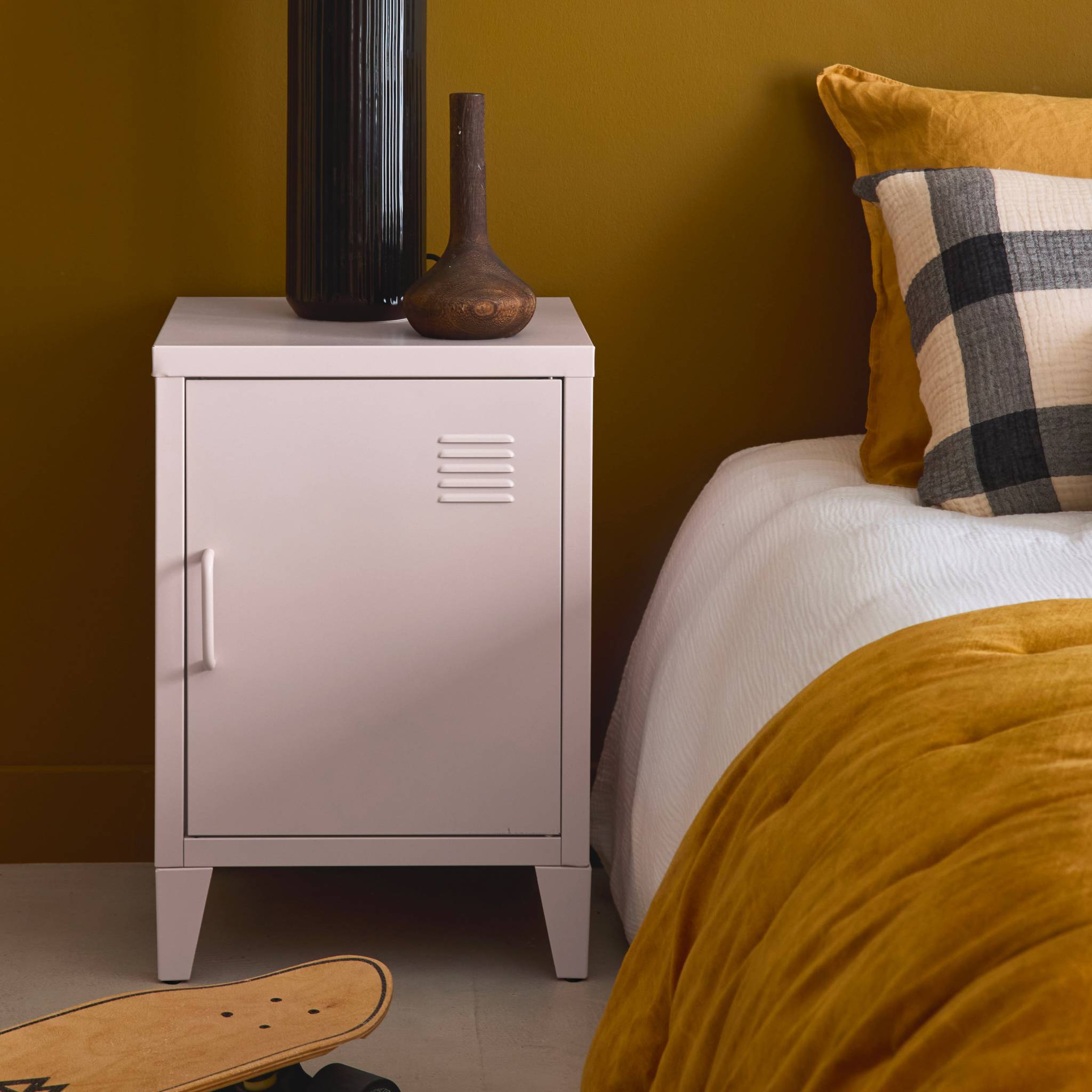 Table de chevet en acier rose. 1 porte. casier. chambre enfant