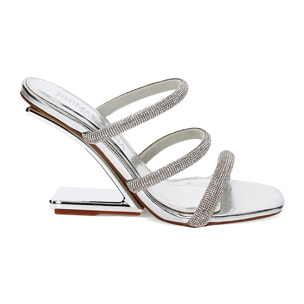 Sandalias con tacón plateado en laminado con piedras