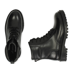 Botas militares de cuero negro.