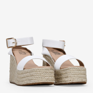 Sandalias blancas con cuña y plataforma de esparto