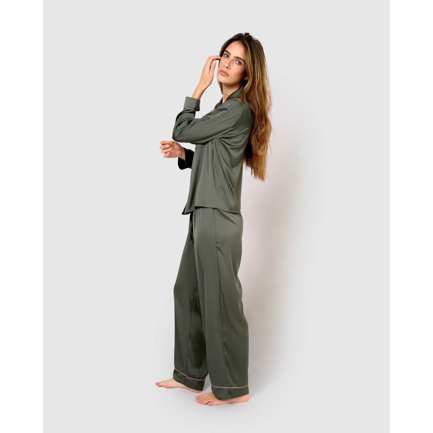 Pijama largo satén friday verde cacería
